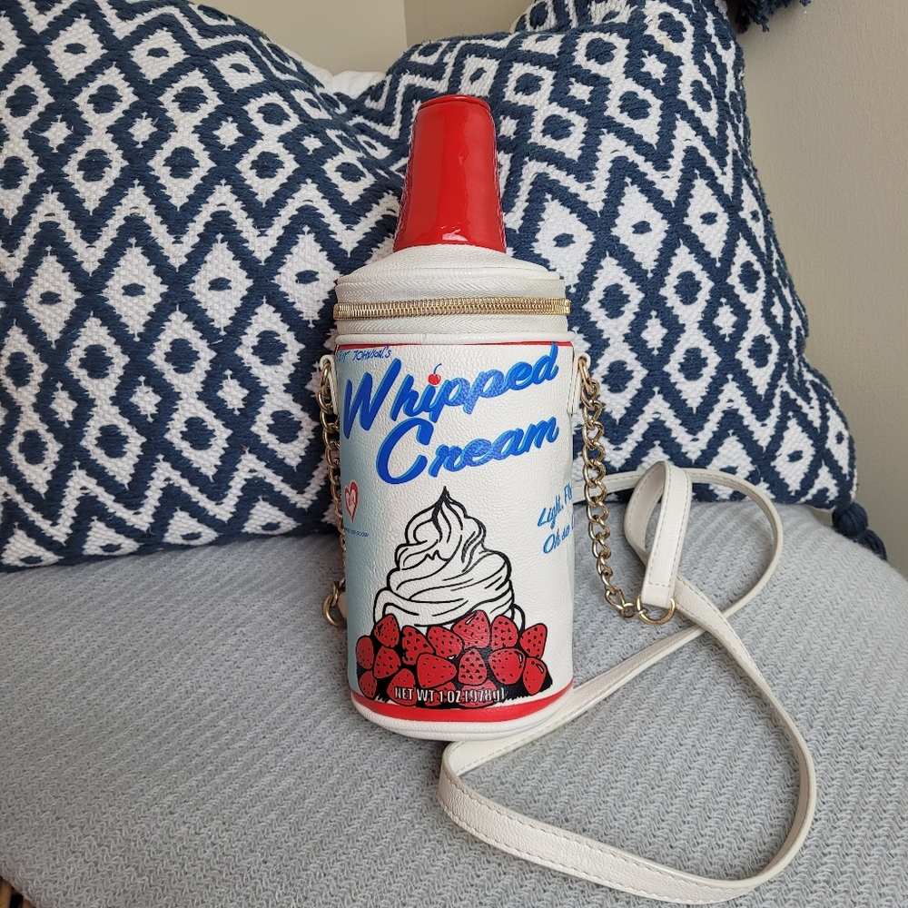 Betsey Johnson Rare Whipped Cream Crossbody purse